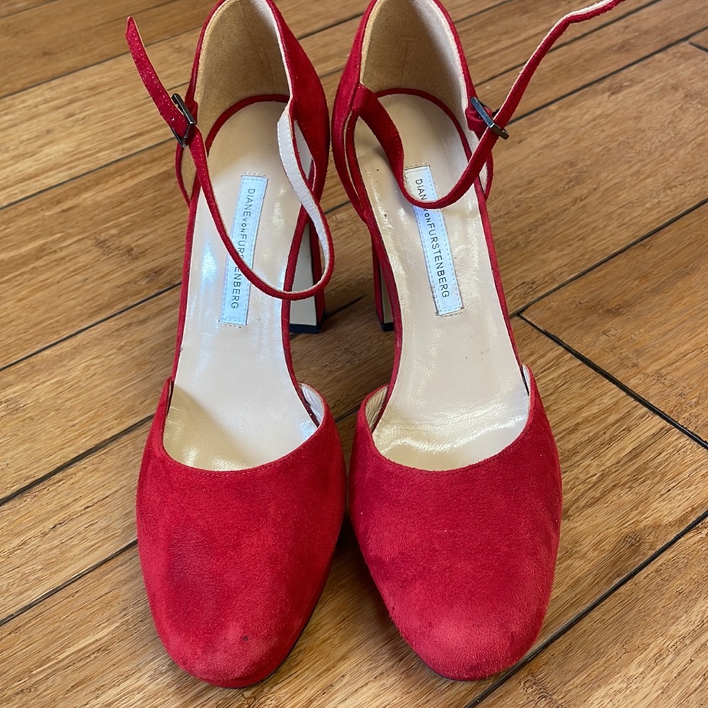 Diane Von Furstenberg crimson suede platform ankle shoes.  Size 7B - Picture 12 of 13